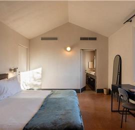 4 bedroom villa with pool near Noto, sleeps 8